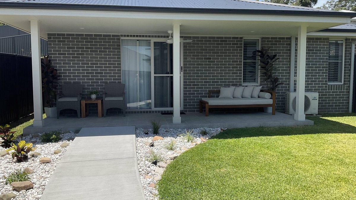 North Boambee Valley Apartment | Quiet and private guesthouse close to CBD, golf course, beaches and stadium.
