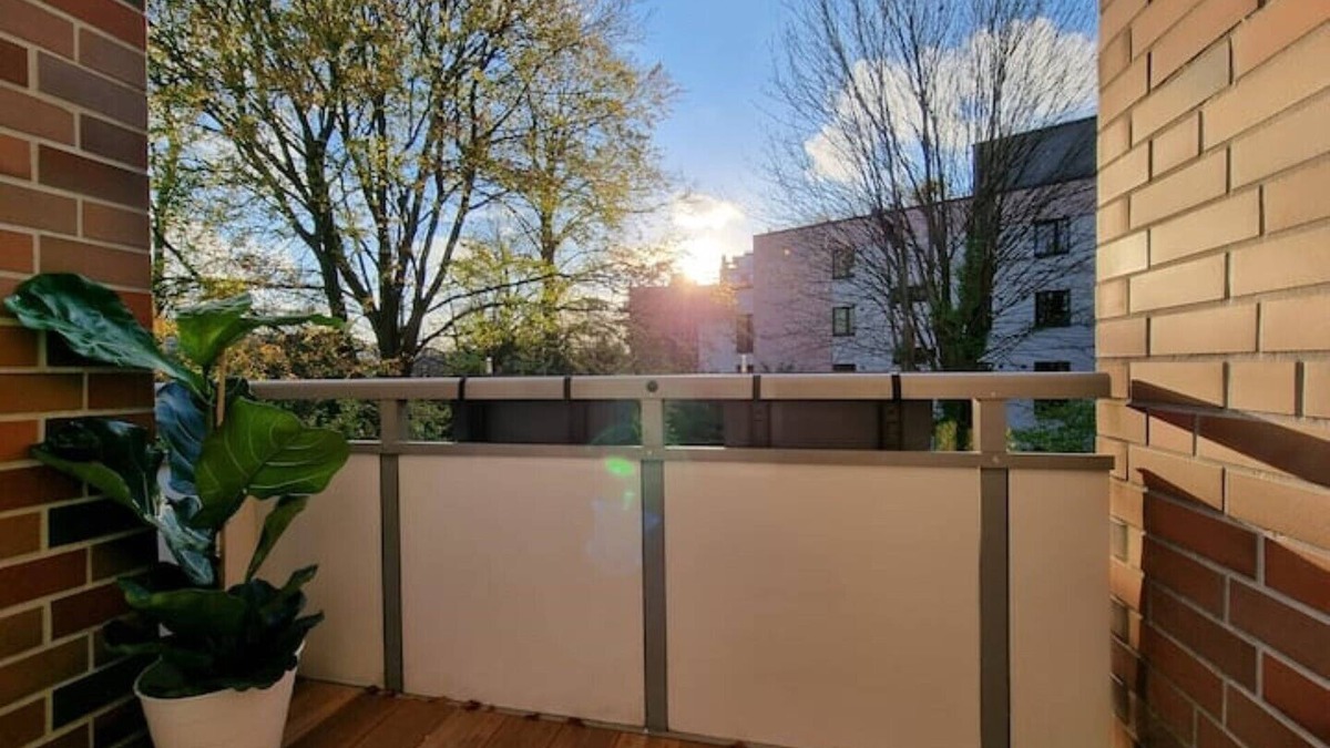 Ahrensburg Apartment | Quiet and bright, 180cm x 200cm king-size bed