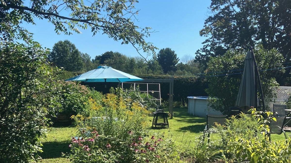 Cowansville Apartment | Quiet and bright studio,near wine roads,zoo,waterslides,golf,spas& breweries !