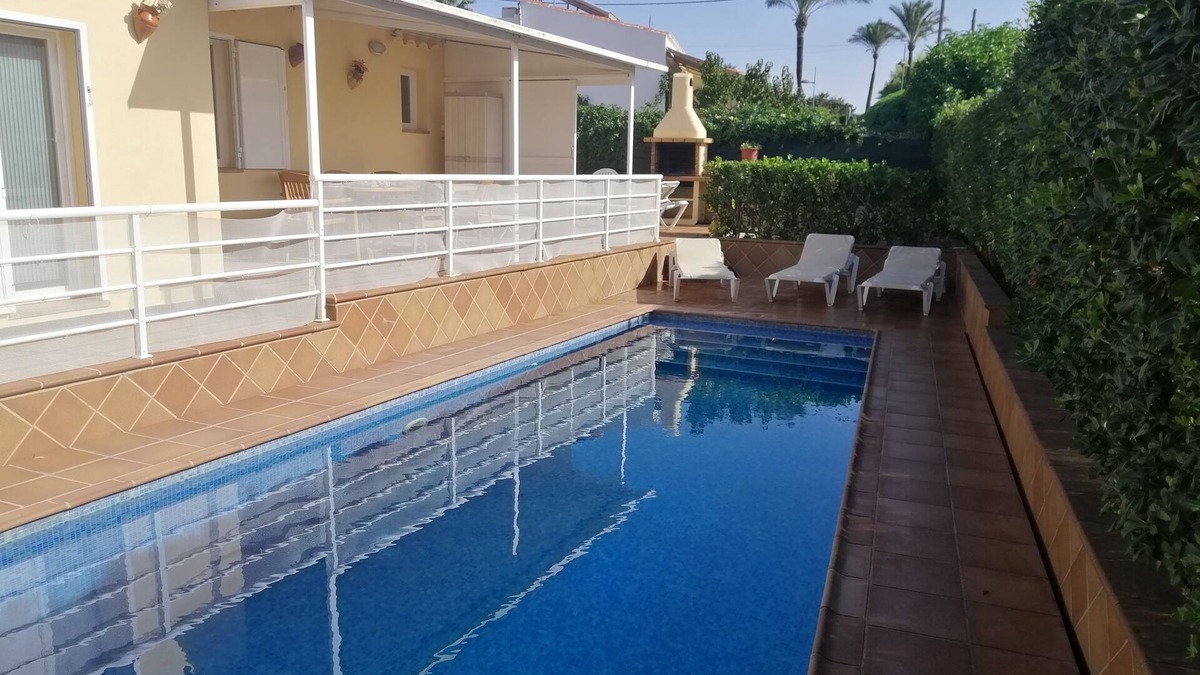 Punta Prima House | Quiet and bright villa 300 M from the beach