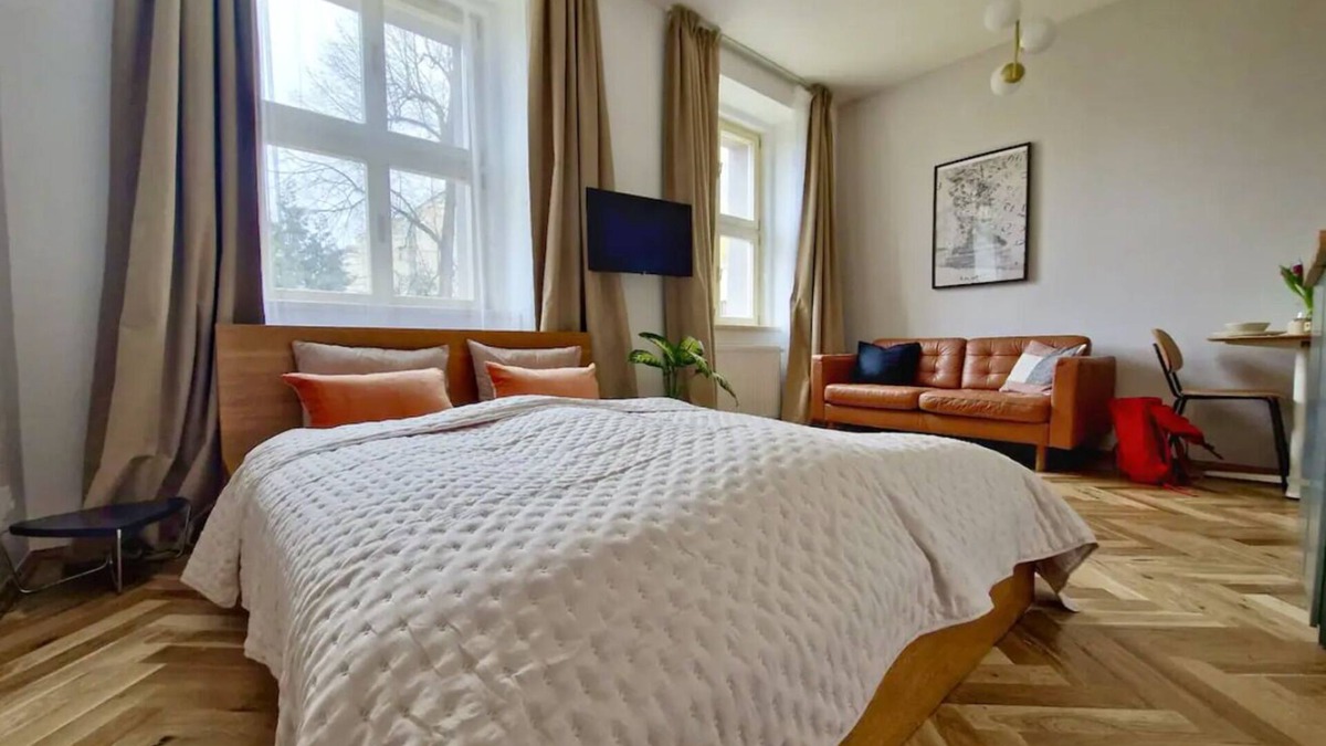 Dejvice Apartment | Quiet and chic Studio w/AC - 10 min to the centre