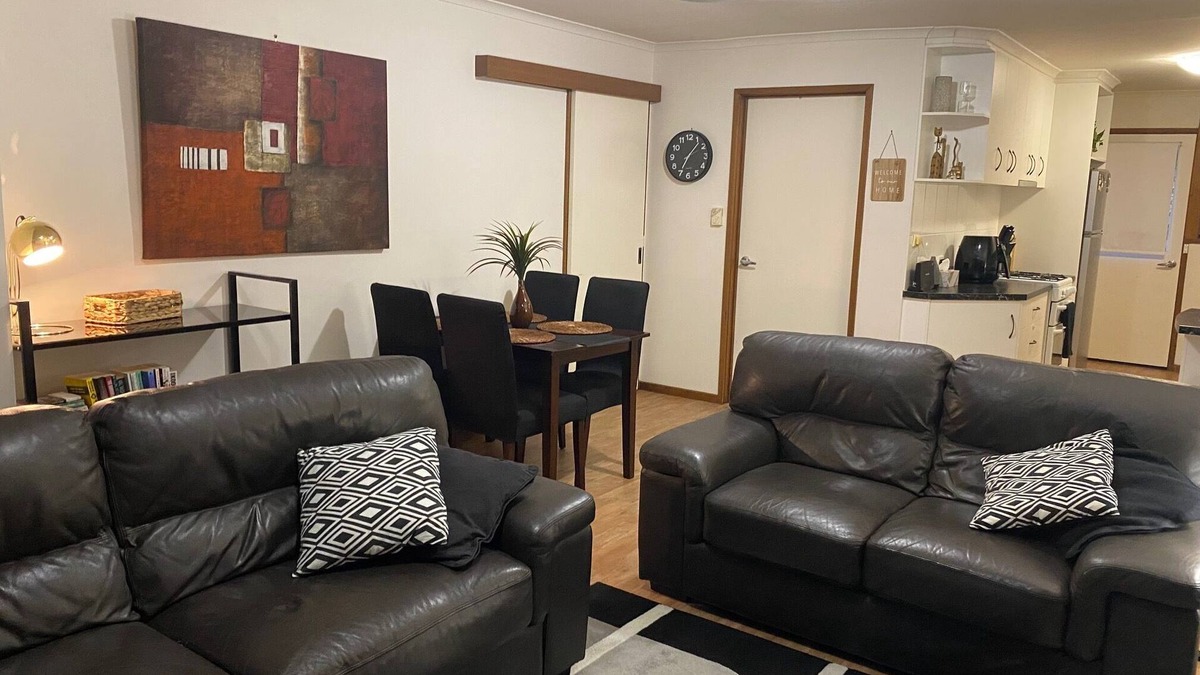 West Wodonga Apartment | Quiet and comfortable 2 bedroom apartment, 65 inch Smart TV