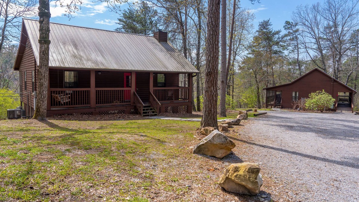 Gadsden Cabin | Quiet and cozy cabin minutes away from Noccalula Falls Park and all the trails.