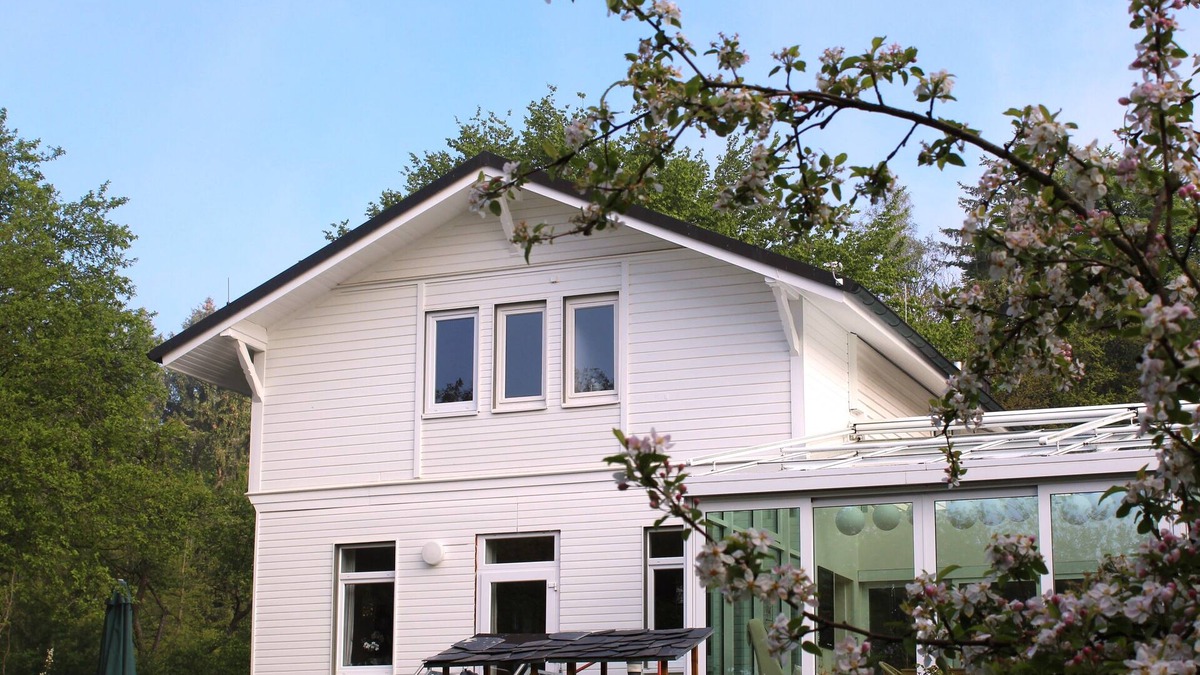 Flegessen Apartment | Quiet and pretty vacation apartment near the forest with terrace and garden