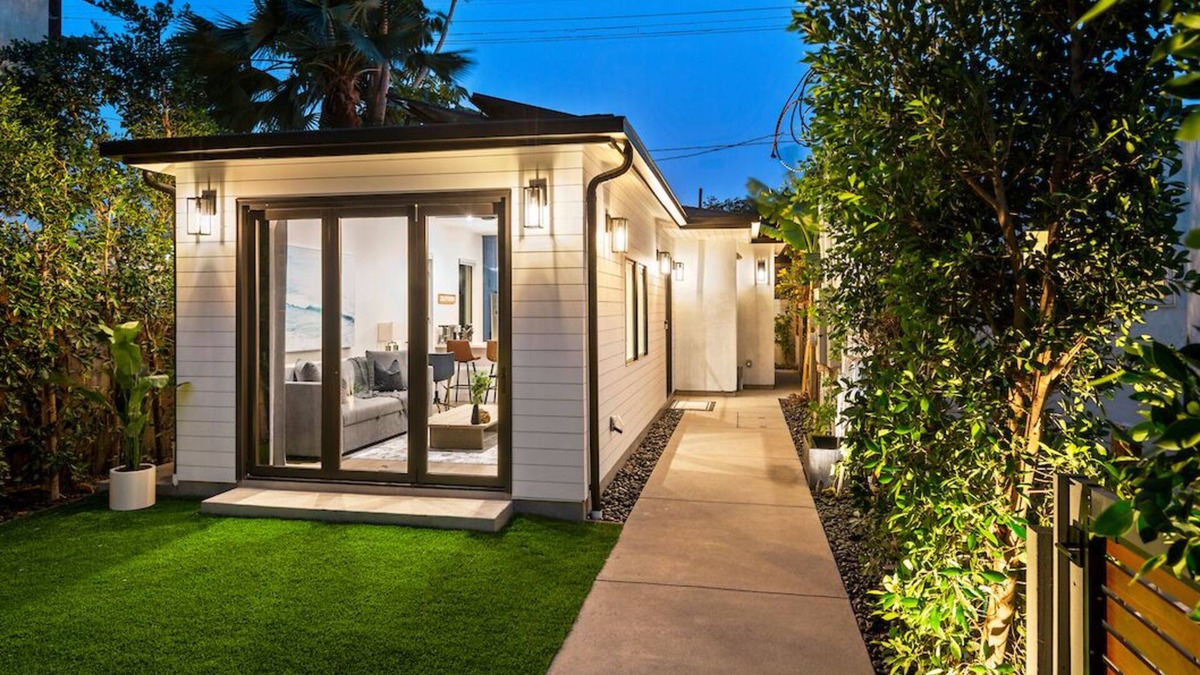 Carlson Park House | Quiet and Elegant Retreat for 4 Travelers