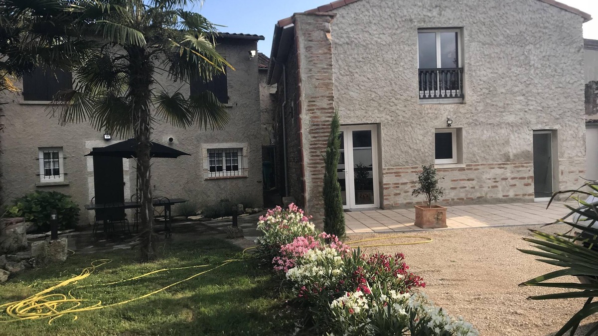 Lamagistere Apartment | Quiet and independent furnished apartment in park green screen