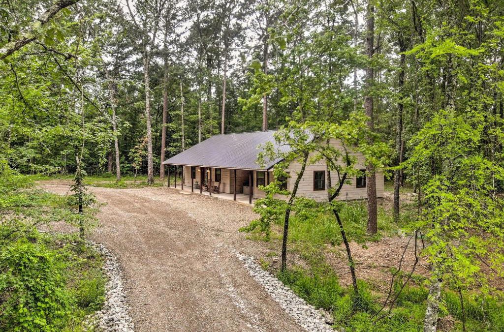 Broken Bow House | Quiet and Peaceful Hochatown Cabin with Hot Tub!