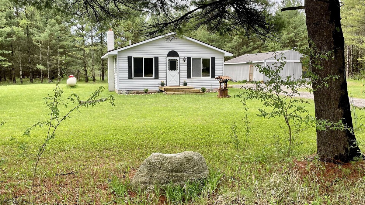 East Tawas Cabin | Quiet and Peaceful Retreat -Nr Redhawk Golf Course
