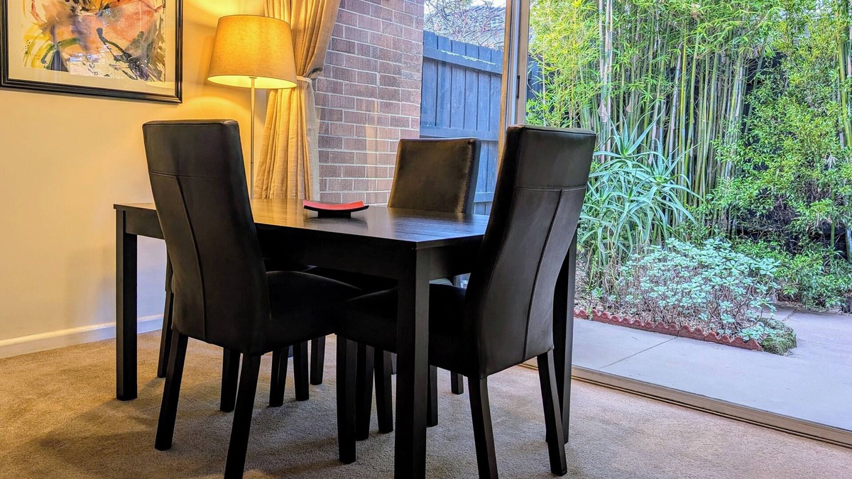 Hawthorn Apartment | Quiet and private spacious 1 bedroom apartment in prestigious Hawthorn street