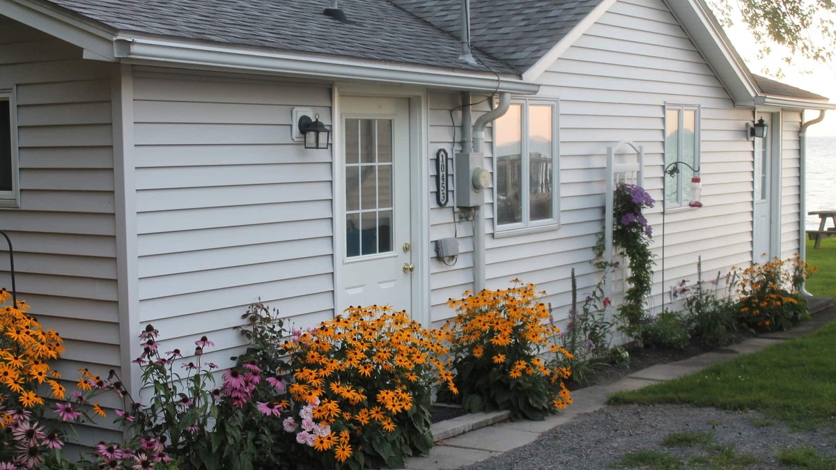 Town of Yates Cottage | Quiet and relaxing getaway by the lake