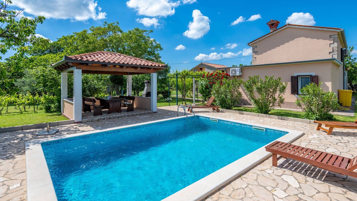 Brgod Villa | Quiet and secluded, minutes to beach, private pool in a wonderful garden