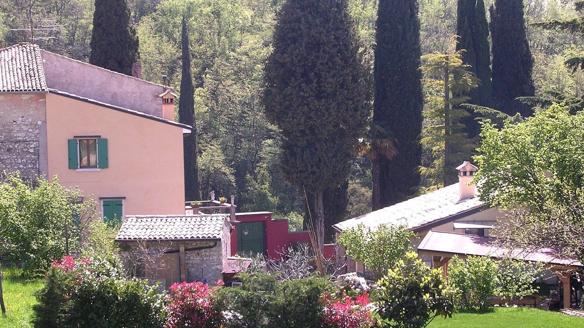 Costermano Apartment | Quiet and spacious studio in a green and sunny