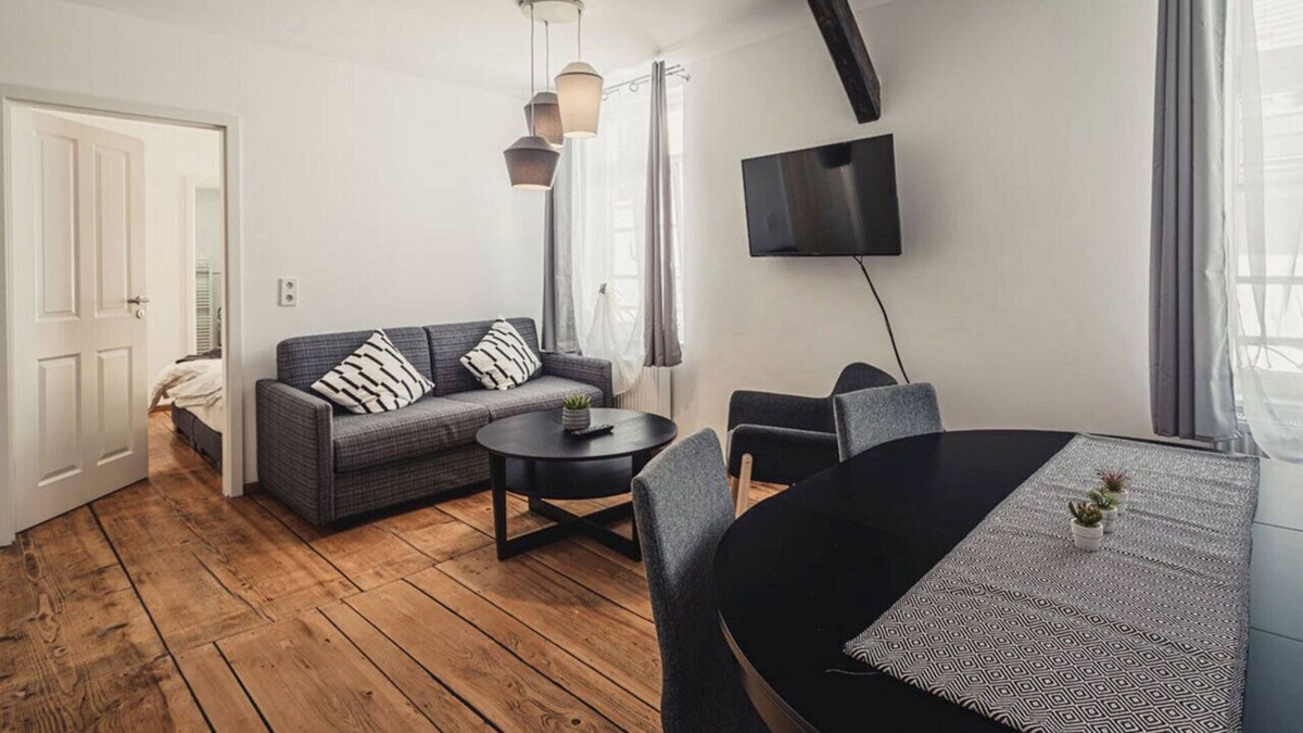 Lahr House | Quiet apartment (No. 6) with old, renovated floorboards