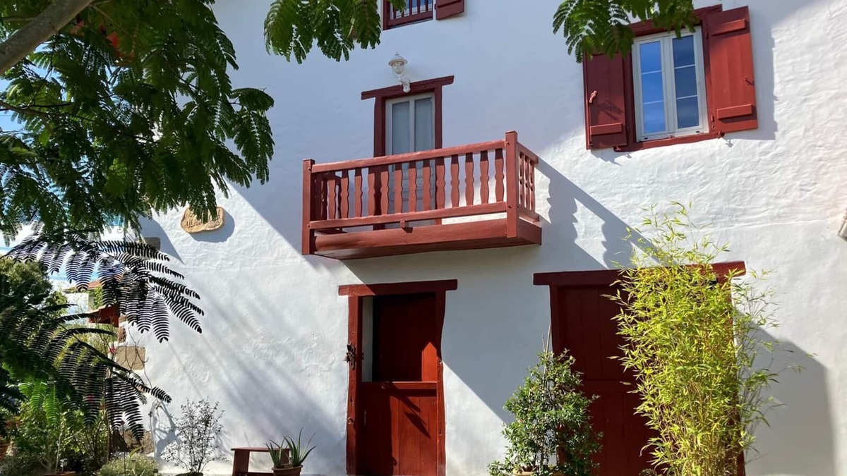 Sare Apartment | Quiet apartment at the foot of the Rhune with lovely grounds
