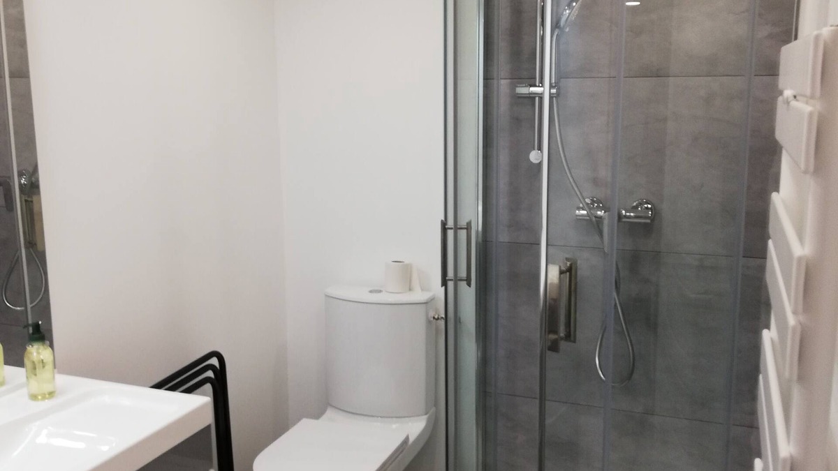 Bron Apartment | Quiet apartment close to amenities