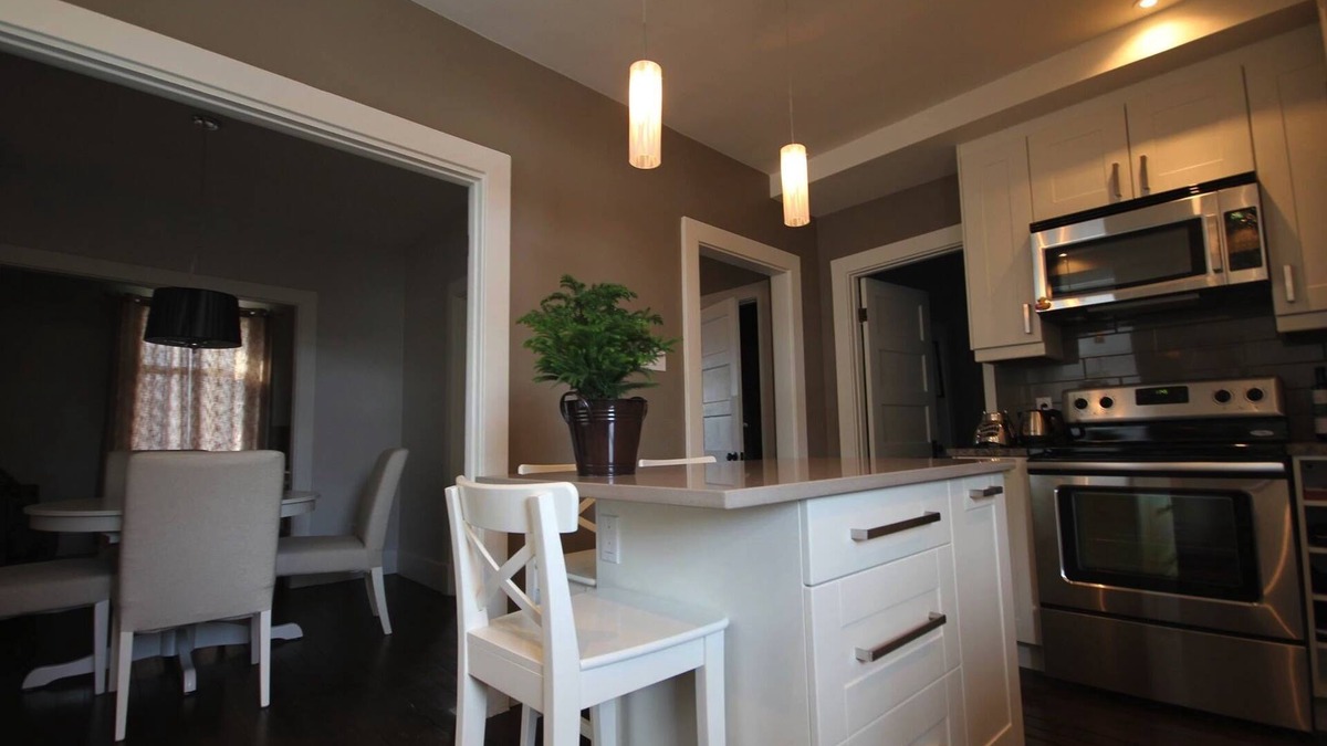 Pointe Claire Apartment | Quiet apartment in Pointe-Claire Village near water
