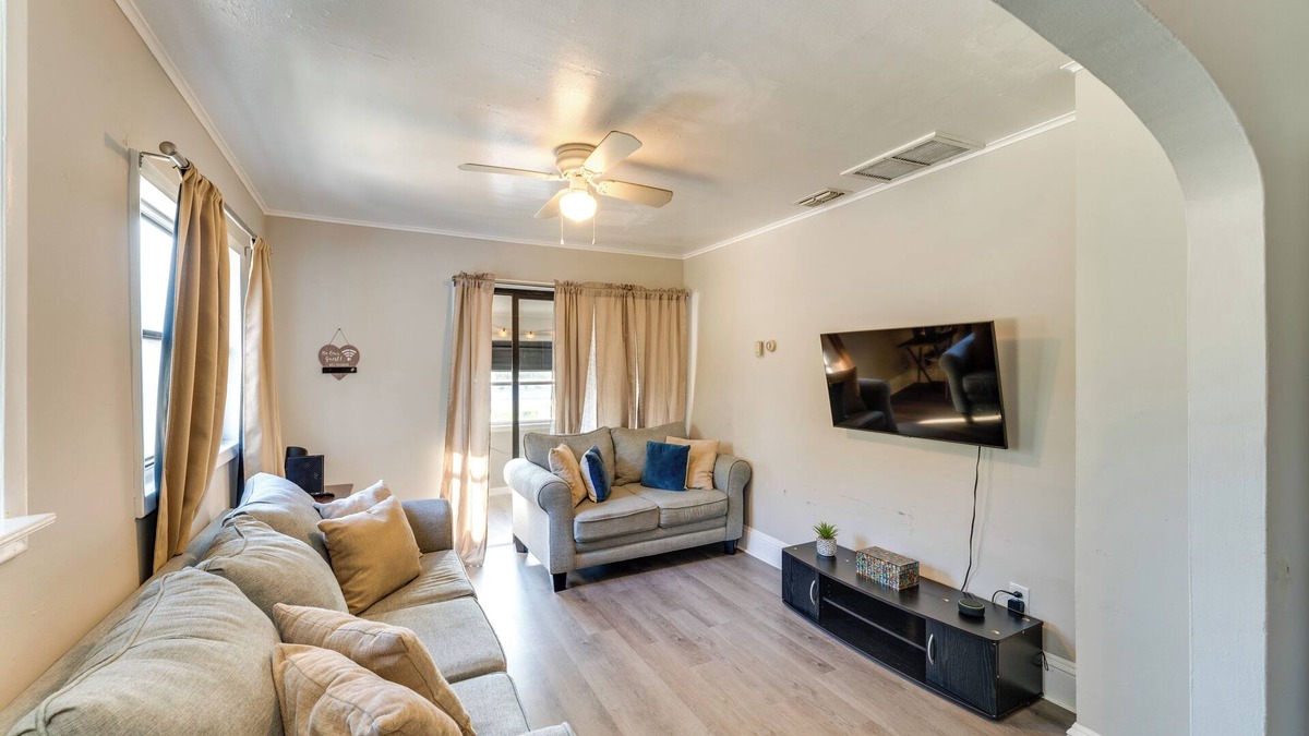 Smith's Memento Apartment | Quiet Apt: Walk to Daytona Beach + Water Park!