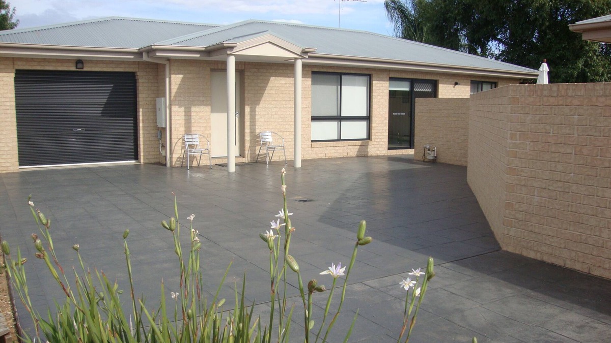 Yarrawonga Apartment | Quiet area across from the lake
