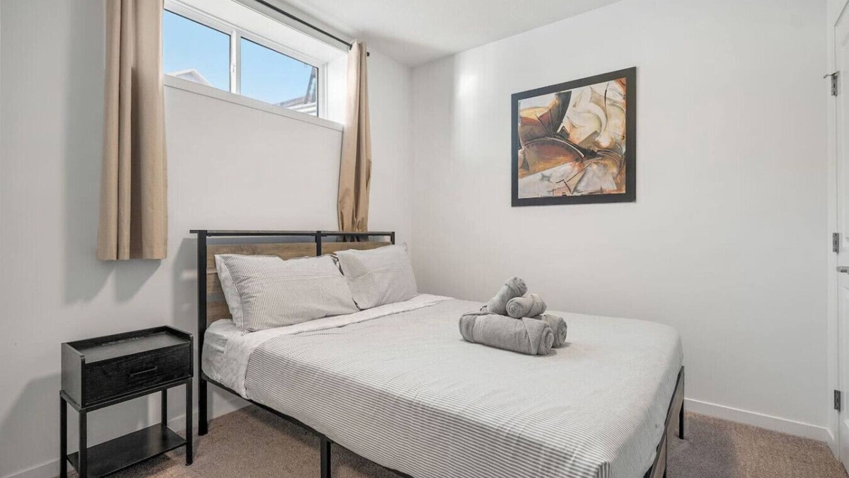 Southeast Calgary Condo | Quiet Basement 2BR Suite » 2 Queens » Netflix
