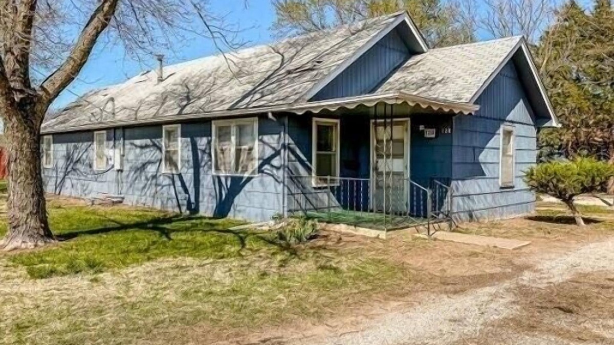 South Hutchinson House | Quiet Blue Bungalow