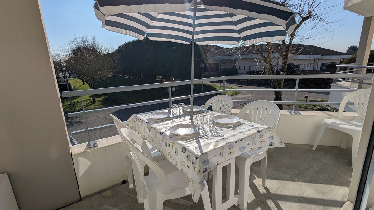 Pornic Apartment | Quiet, bright T2 apartment in the Golf hamlet with balcony and swimming pool