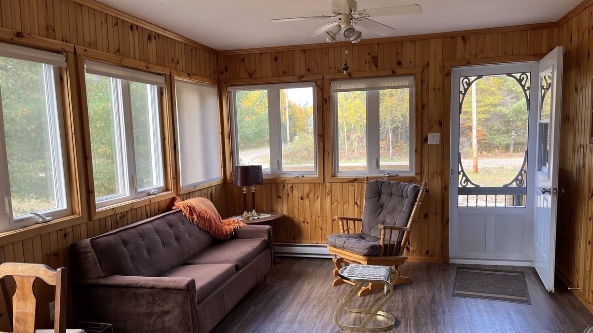 L'lle-du-Grand-Calumet House | Quiet bungalow short walk to the beach