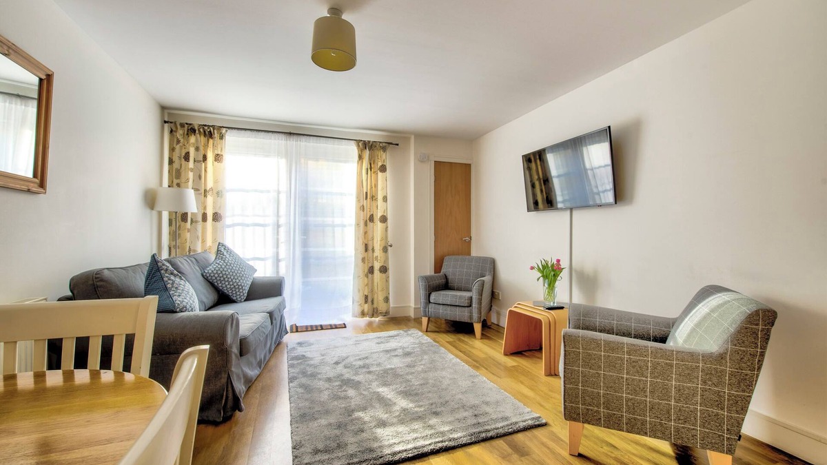 Bonnington Apartment | Quiet but close to City Centre. Free parking & 2 bathrooms (one newly replaced)