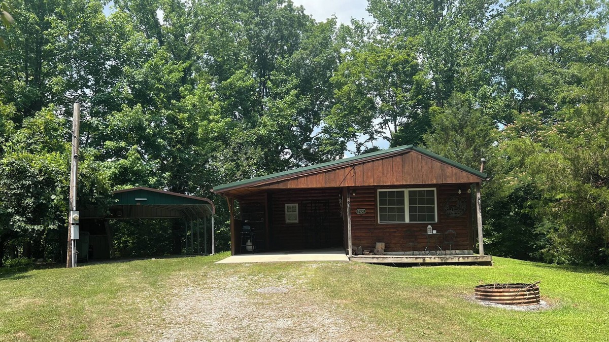Murphysboro Cabin | Quiet cabin on the lake! 5 minutes from many outdoor adventures and SIUC!