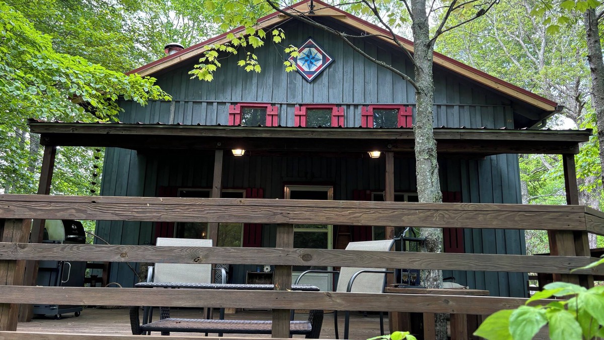 Frank Cabin | Quiet Cabin On Top Of Mountain! Off the grid between Newland & Spruce Pine-Hwy19