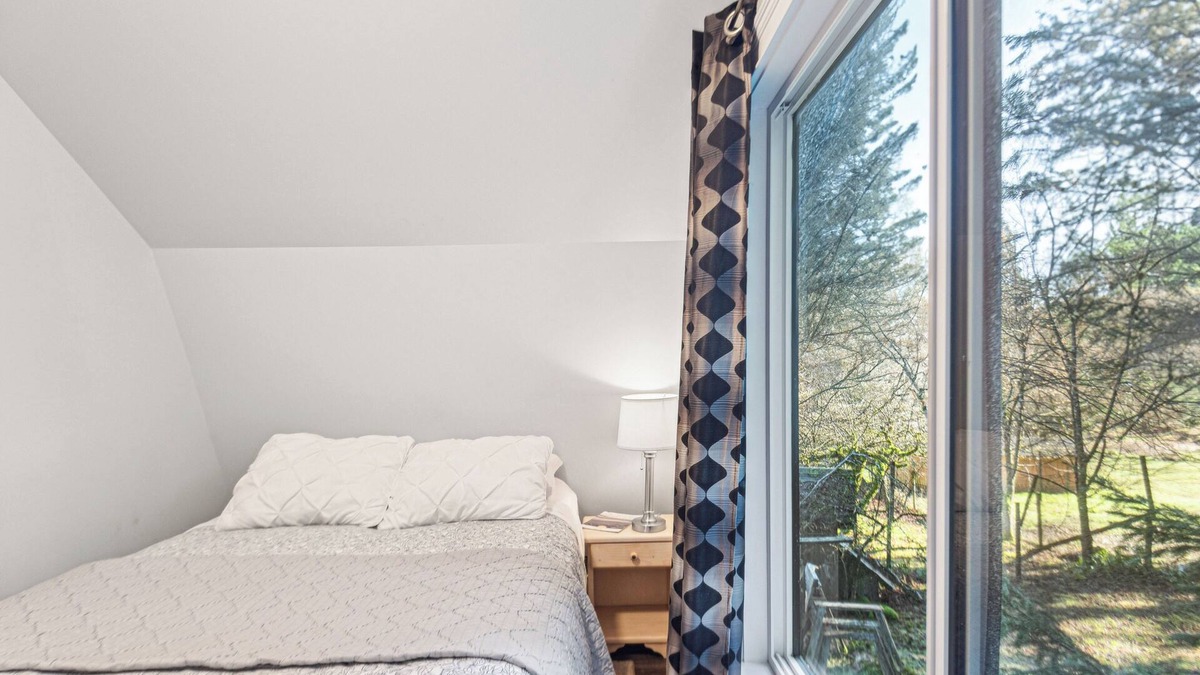 Shawnigan Lake Apartment | Quiet carriage suite near vinyards and lake