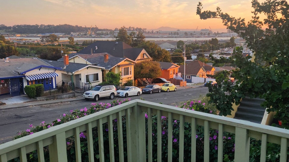 Vallejo House | Quiet, centrally located 2 BR house just minutes from Napa, SF, Bay, and more!