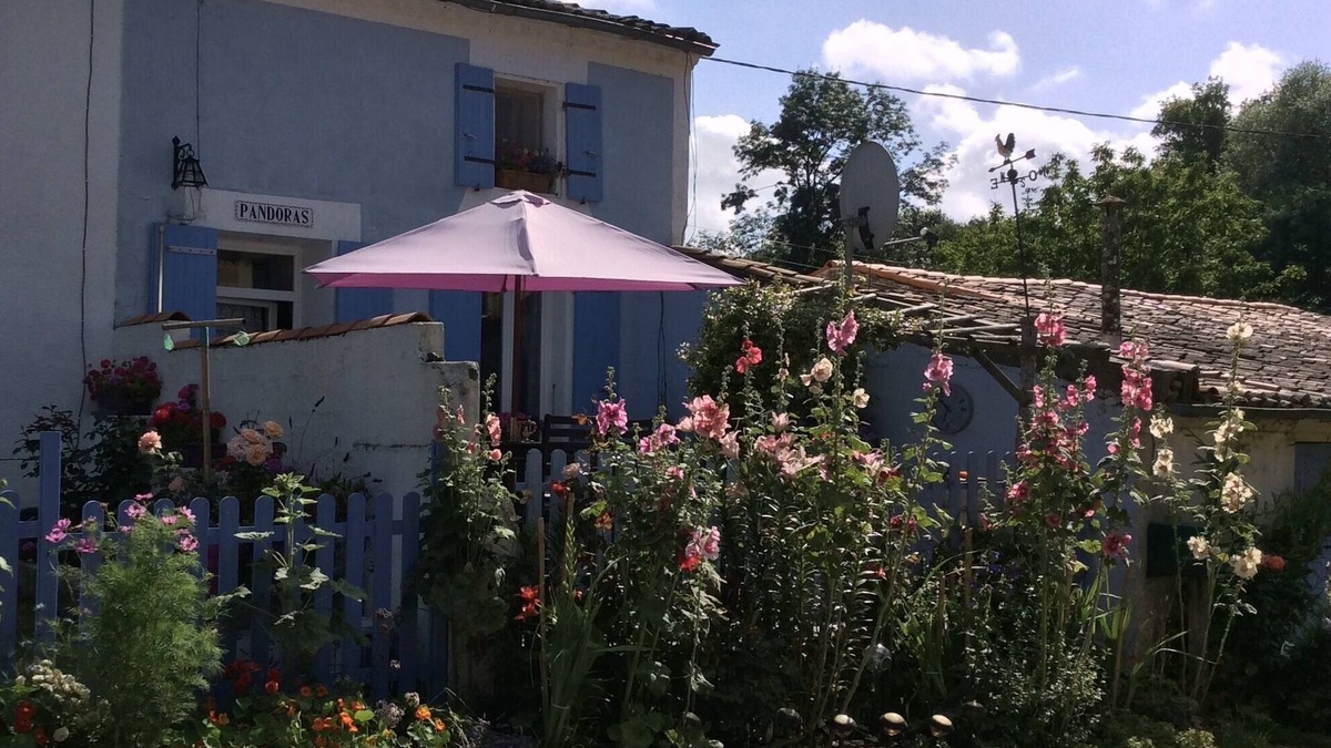 Rioux Cottage | Quiet, Characterful Cottage in Countryside