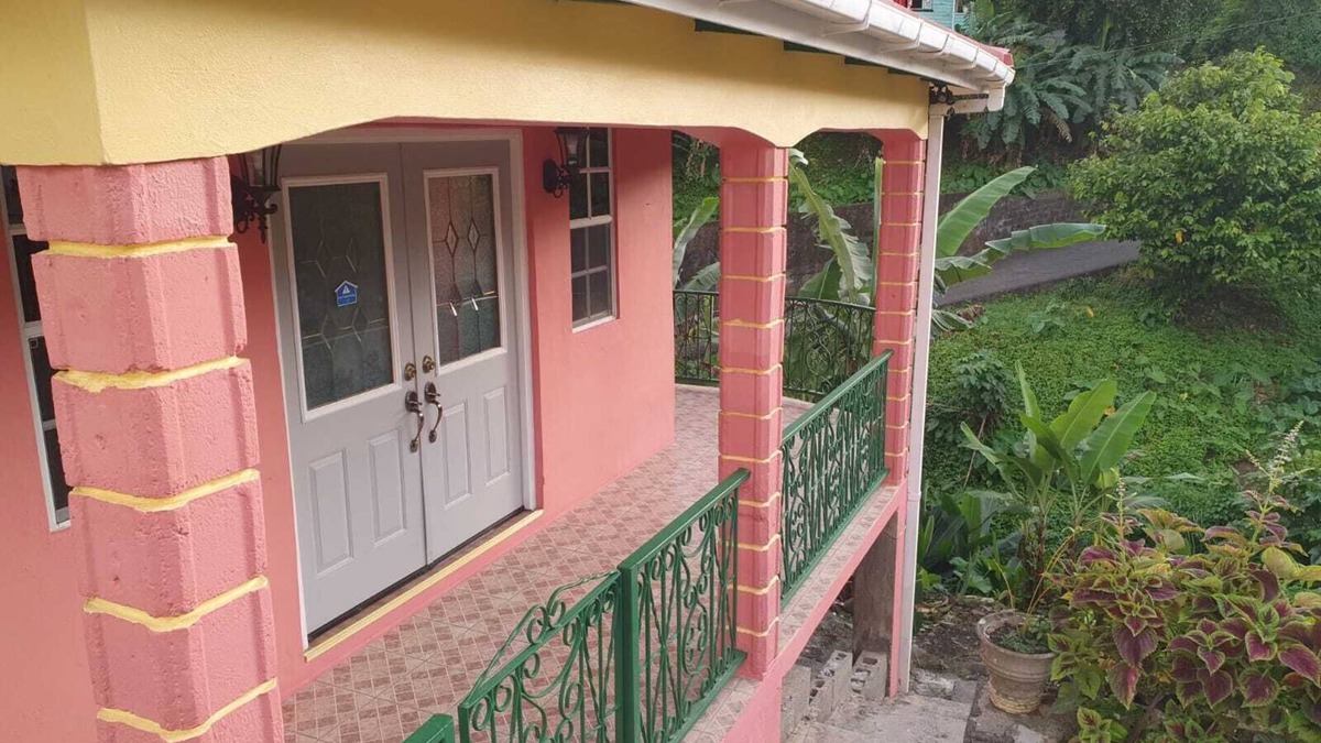 St. George's House | Quiet Chateau located 10 minutes from Anandale falls.