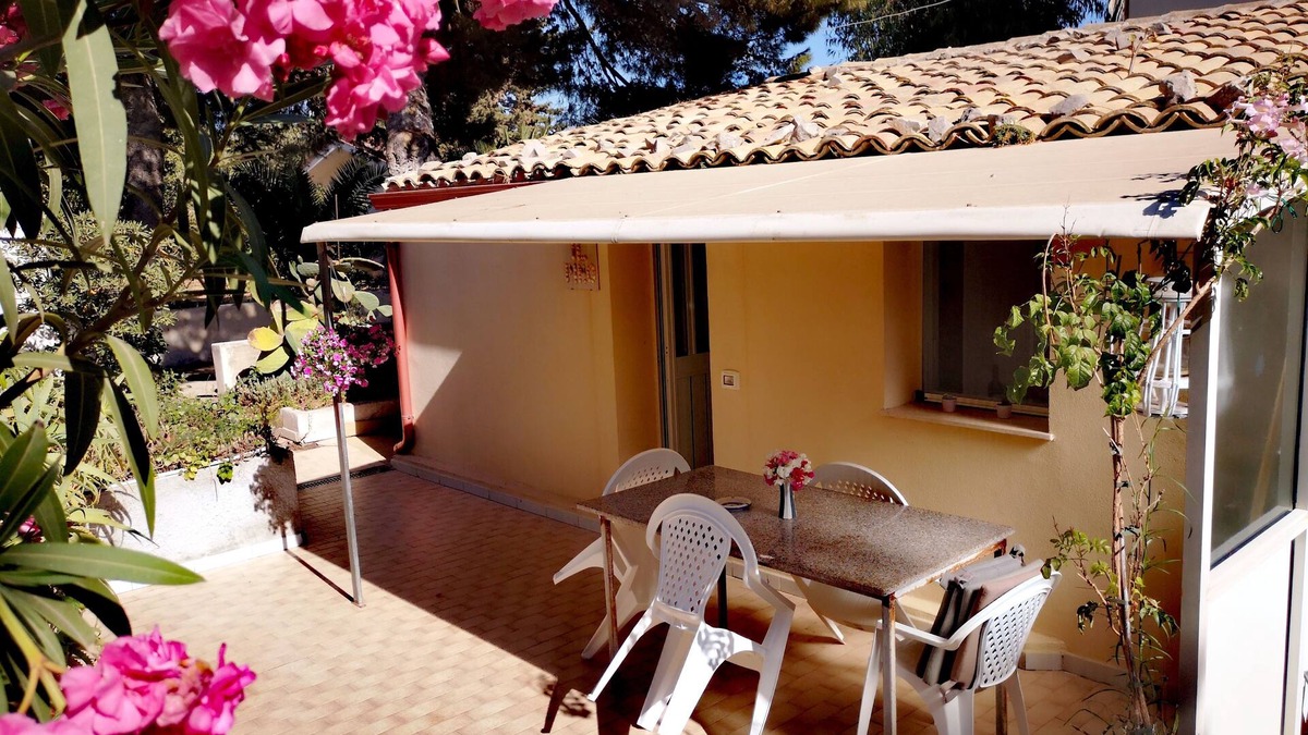 Marina di Modica House | Quiet cheap vacation home directly by the sea