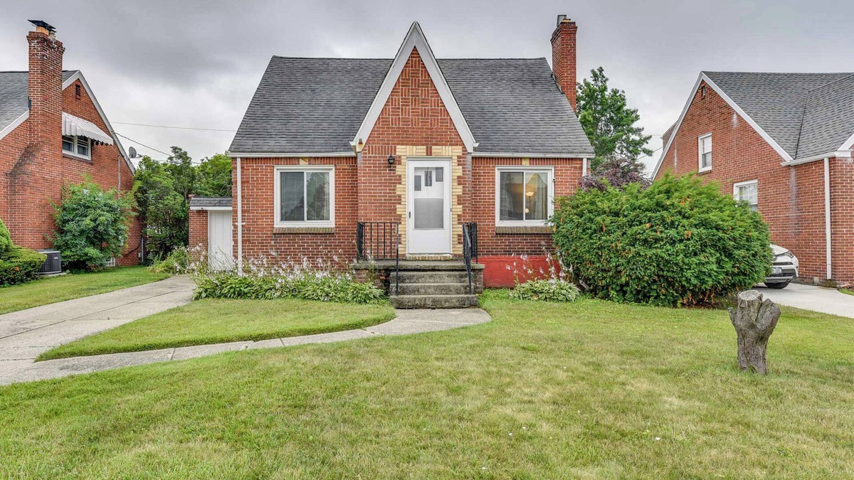 Cheektowaga Cottage | Quiet Cheektowaga Retreat: 23 Mi to Niagara Falls!