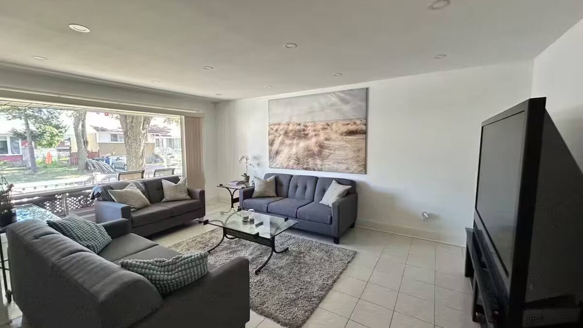 Laval House | Quiet City Retreat in Lavaln