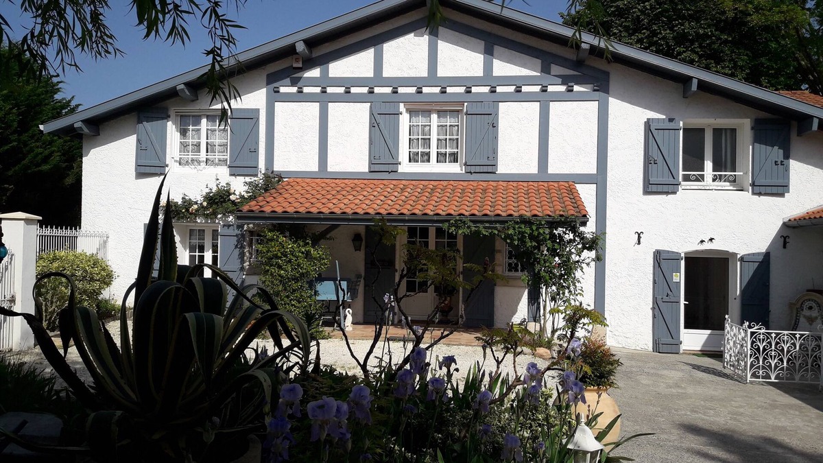 Saint-Laurent-de-Gosse Apartment | Quiet country setting, duplex apartment in renovated farmhouse