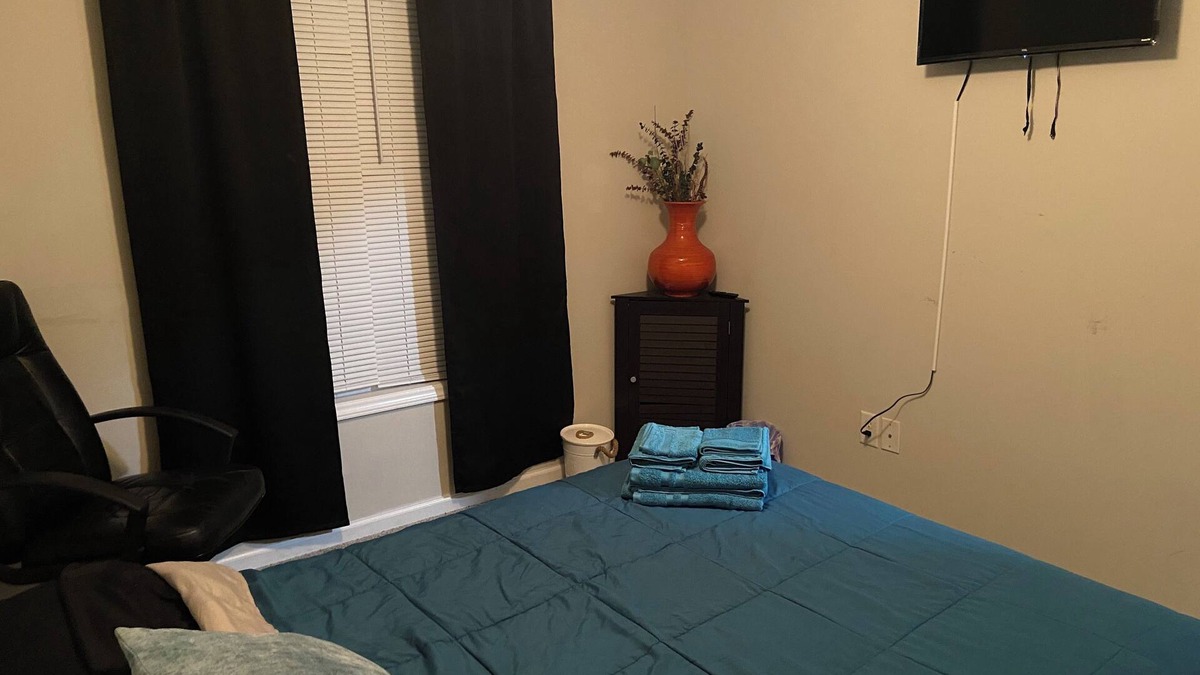 Spring Lake House | Quiet Comfort with a Queen Bed Stay