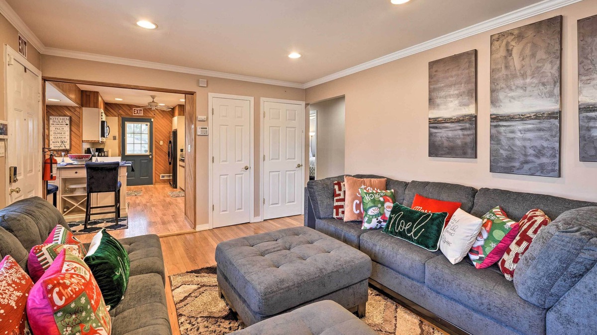 Commack Cottage | Quiet Commack Cottage w/Pool, 8 Mi to Beach!