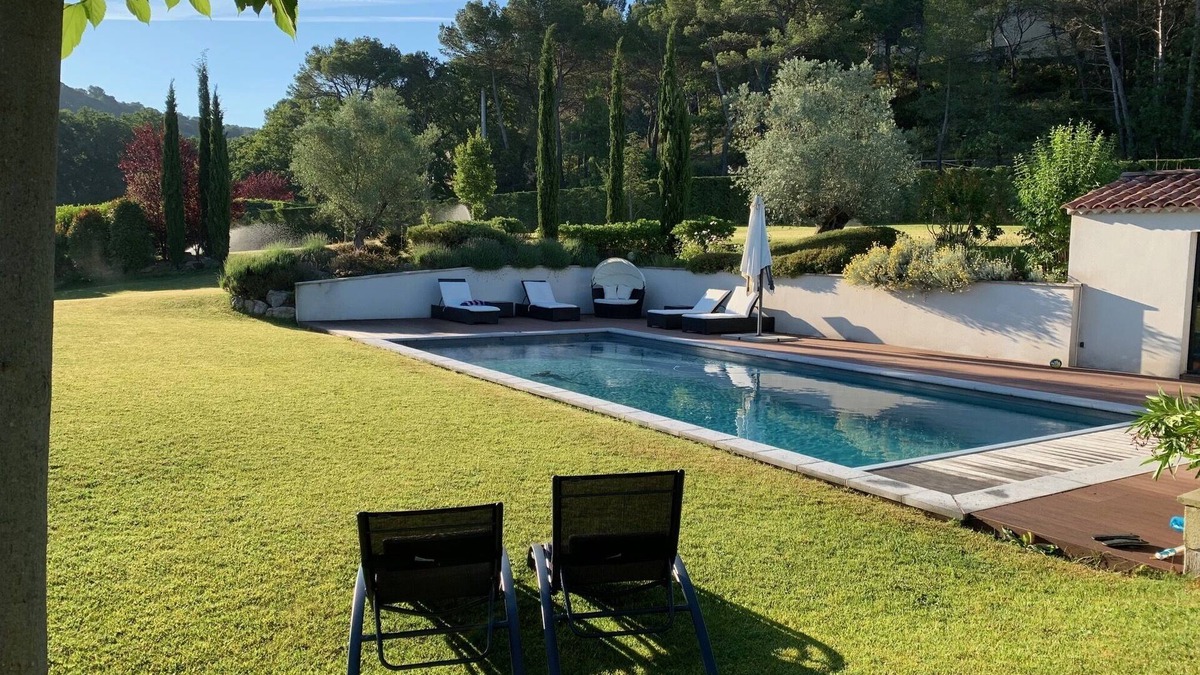 Cabries House | Quiet contemporary house with secure heated pool and large garden