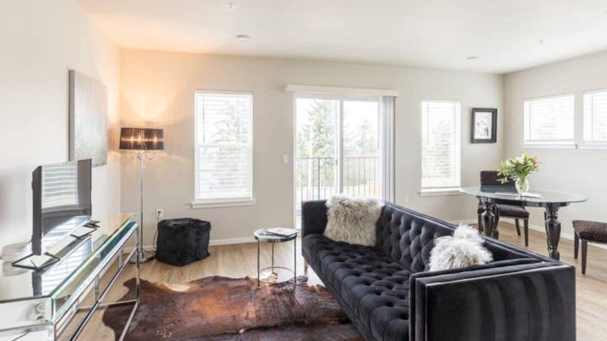Eastside Condo | Quiet, convenient Commencement Bay & city views!