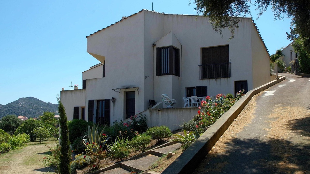 L'Ile-Rousse Villa | QUIET, COSY GARDEN-FLOOR STUDIO WITH SEA VIEW