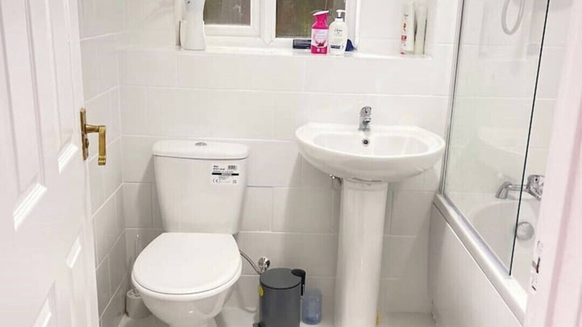 Crawley Apartment | Quiet & Cosy Near Gatwick
