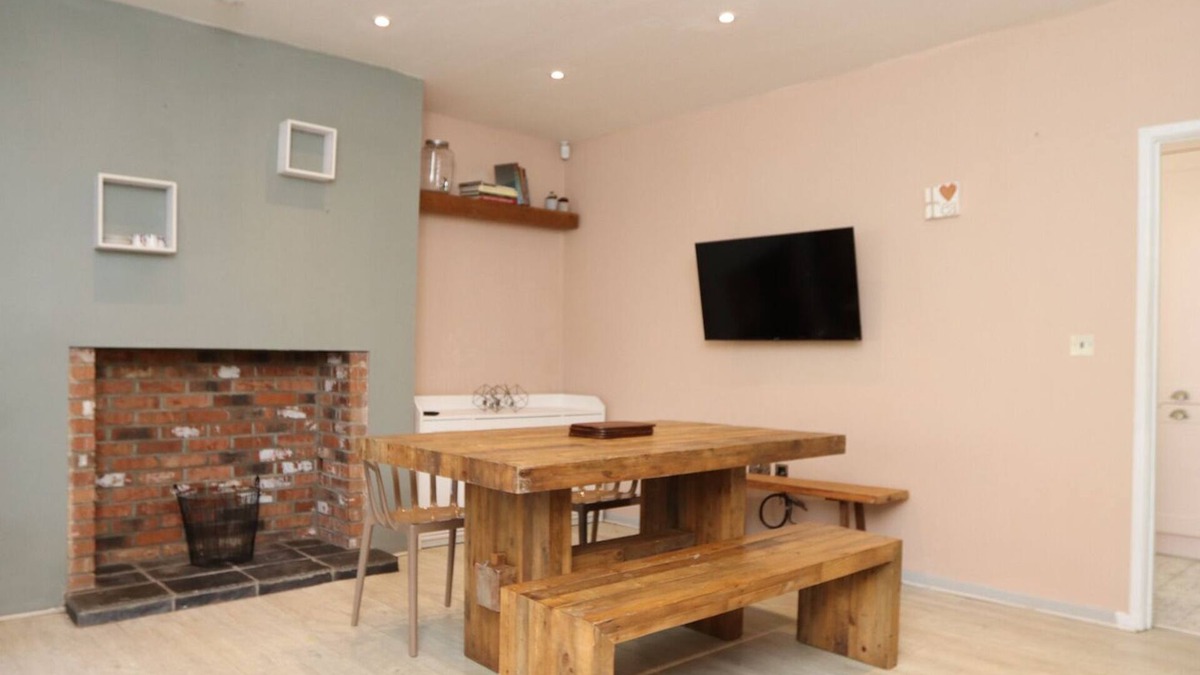 Graig House | Quiet cosy terraced house on a pedestrian only street with parking to rear