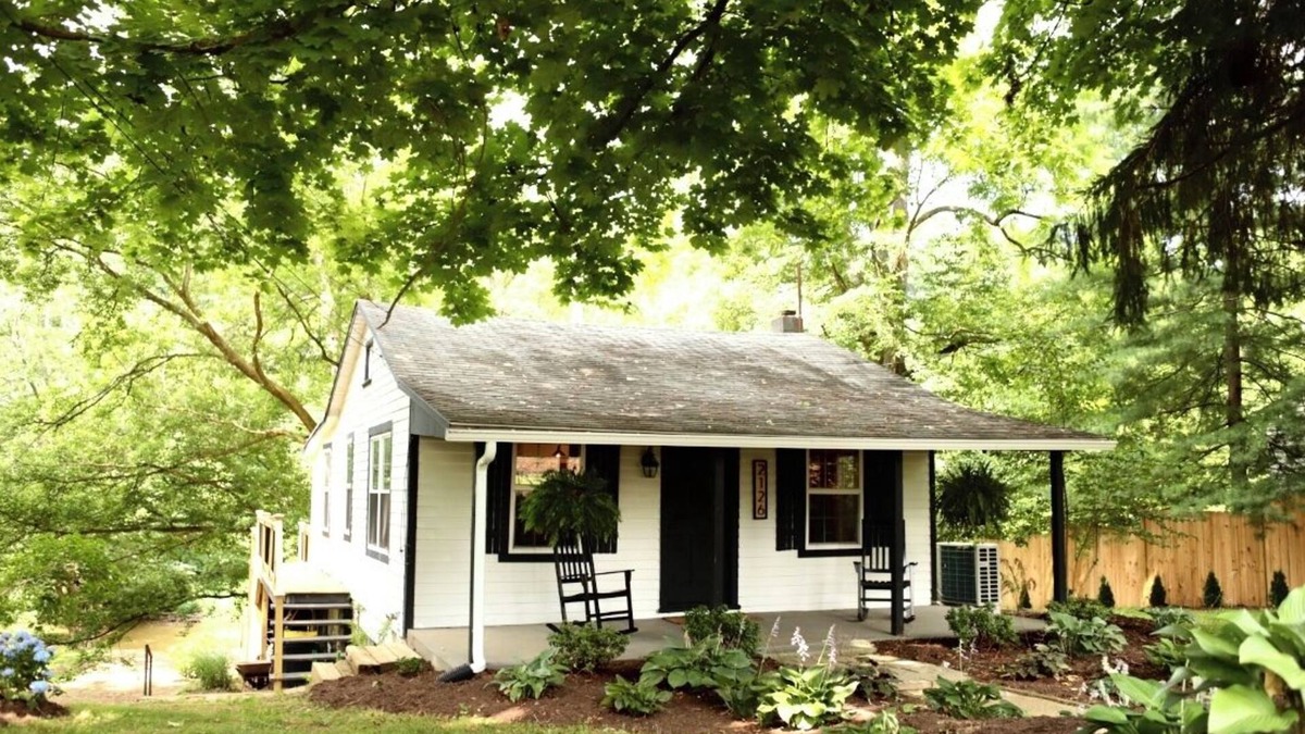 Bausman House | Quiet Cottage - Hot Tub and Creek mins from City
