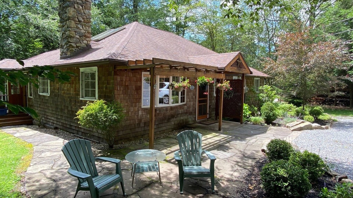 Eagles Mere Cottage | Quiet Cottage in Historic Lakeside Village