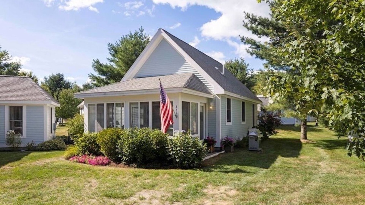 Summer Village Cottage | Quiet Cottage in Summer Village with Central Air close to the Ocean!