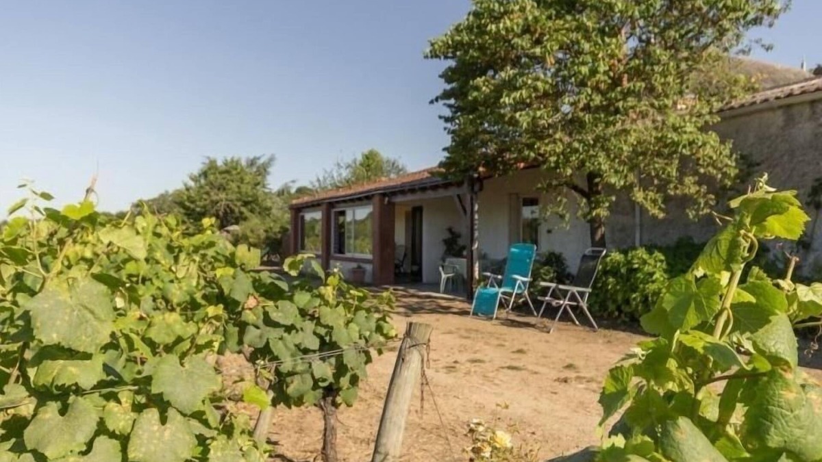 Le Landreau Cottage | Quiet cottage on vineyard, fireplace, wifi, baby equipment, near Nantes