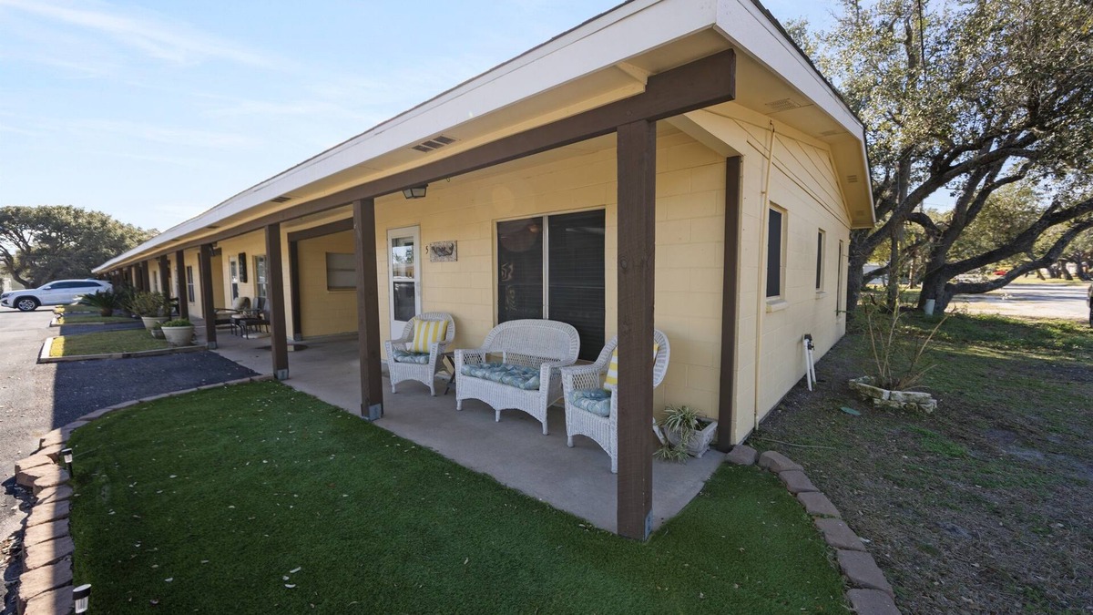 Fulton Cottage | Quiet Cottage steps away from Fulton Pier | Sleeps 4