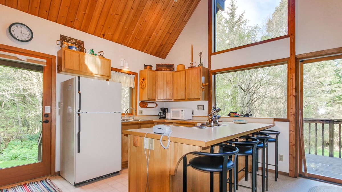 Lopez Island Cottage | Quiet Cottage with Free WiFi and Cable - Short Walk to Spencer Spit State Park